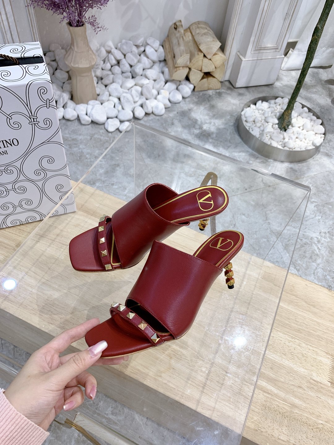 ROCKSTUD TOWER-HEEL MULES IN CURRANT RED CALFSKIN 7 CM