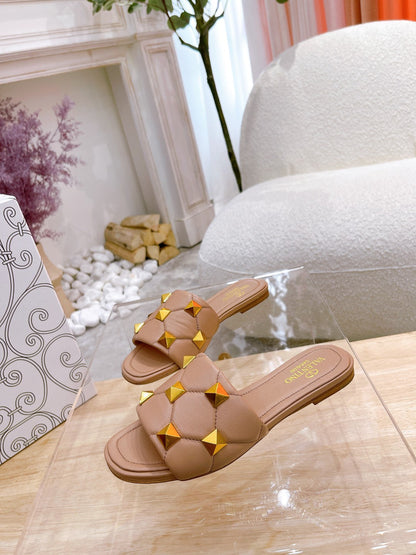 STUD FLAT SLIDE IN PEANUT BROWN LAMBSKIN